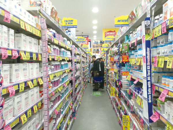 sc12二条配图：图为澳大利亚当地药房，大健康产品琳琅满目。.jpg